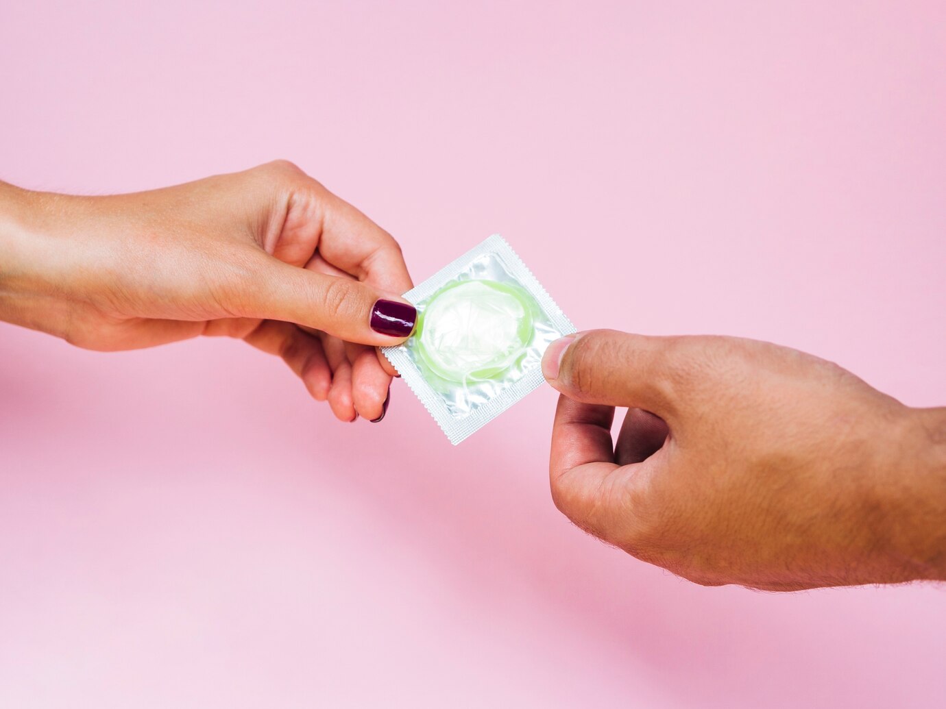 prezervativ v rukou